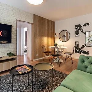 Apartament Downtown Retreat: Spacious 2-br By Unirii Square, Bucureşti